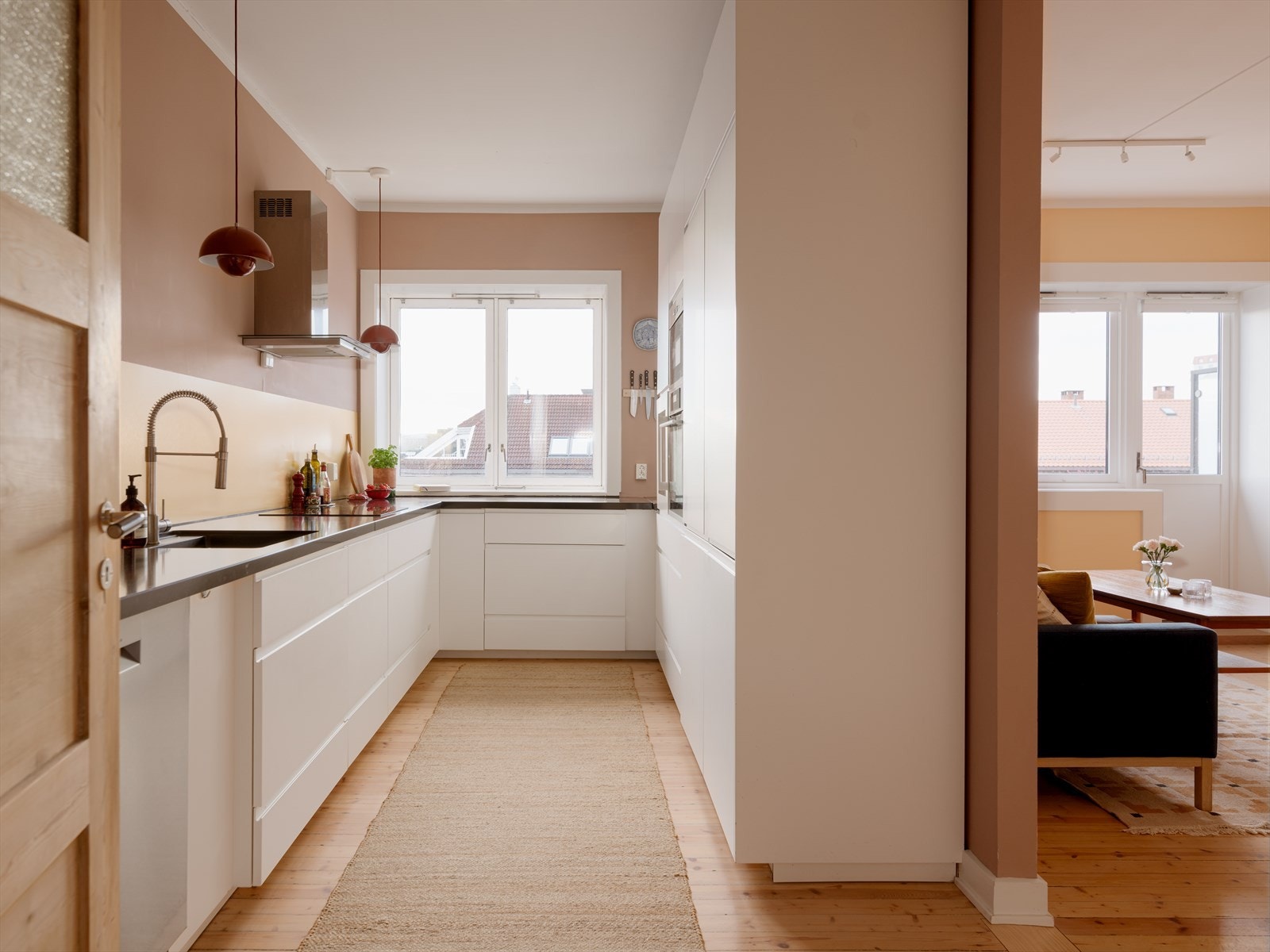 Leiligheten har en delvis skjermet kjøkkenløsning, som samtidig er åpen og har enkel adkomst til stuen. Galleribilde