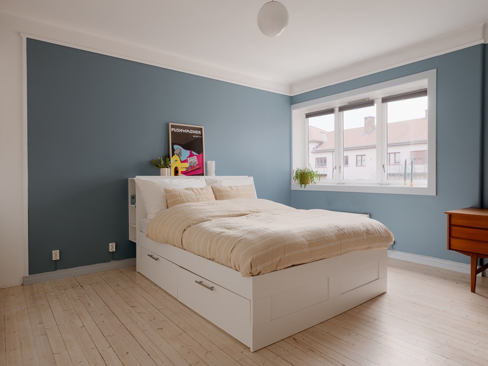 Soverommet har store vinduer som vender mot en rolig og fredelig bakgård, noe som gir svært gode rammer for nattesøvnen. Galleribilde