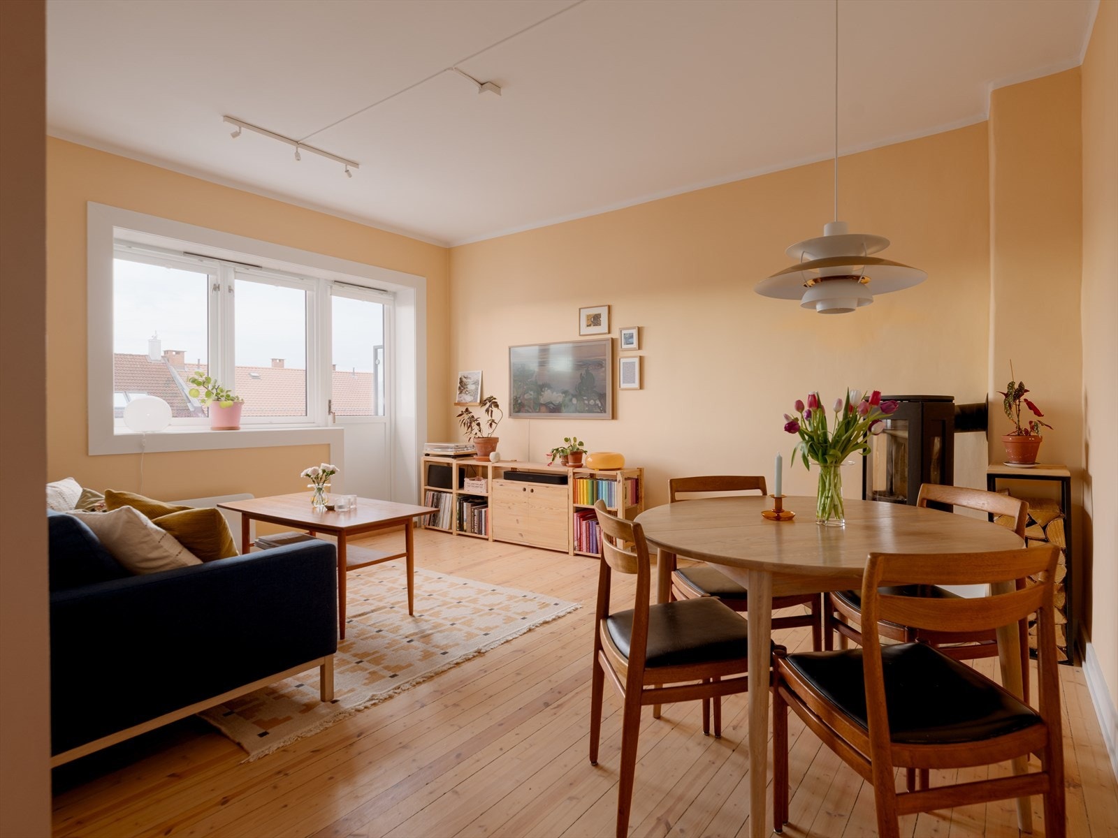 Stuen er malt i en lys farge som står i stil til gulvet og gir et gjennomført og behagelig inntrykk. Galleribilde