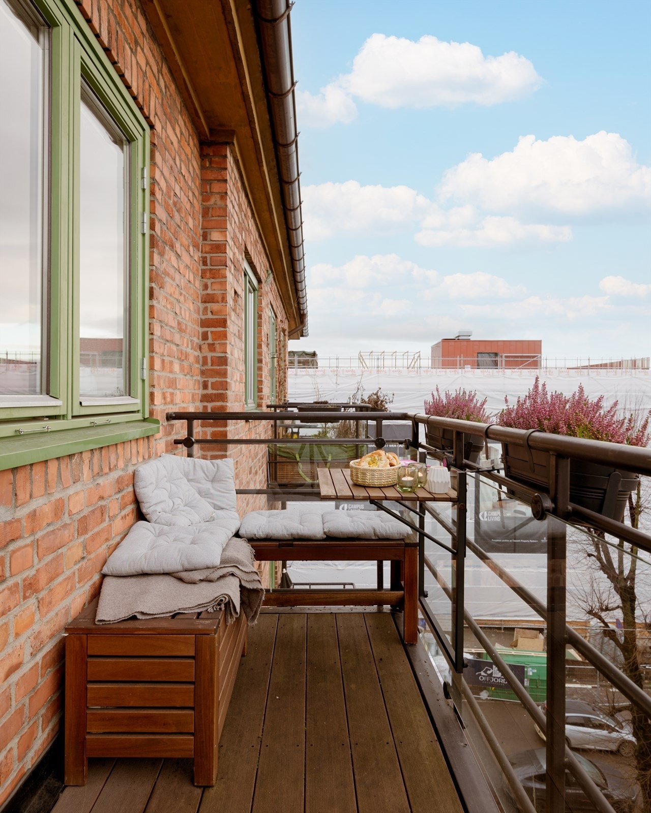 Balkongen fungerer som en naturlig forlengelse av stuen, med plass til å skape din egen oase utendørs. Galleribilde