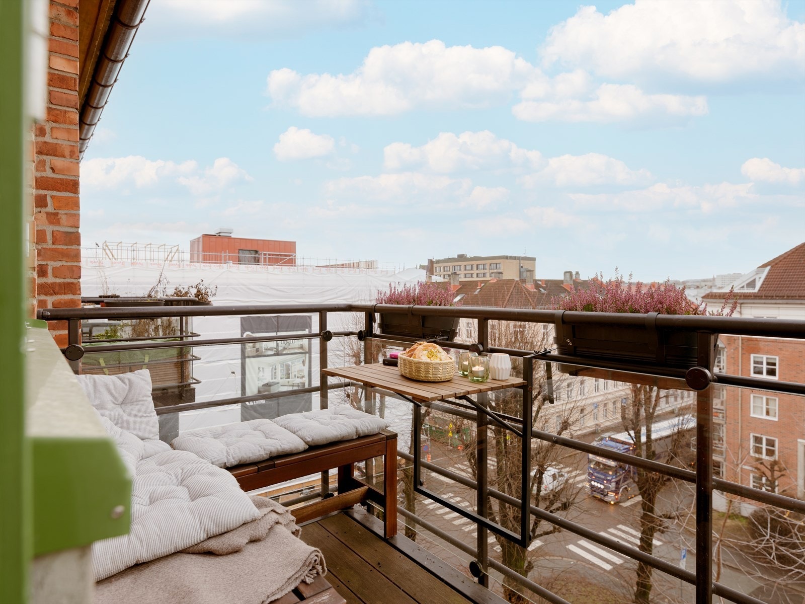 Balkongen i toppetasjen gir gode solforhold og fri utsikt uten skygge fra overbygg eller naboer. Galleribilde