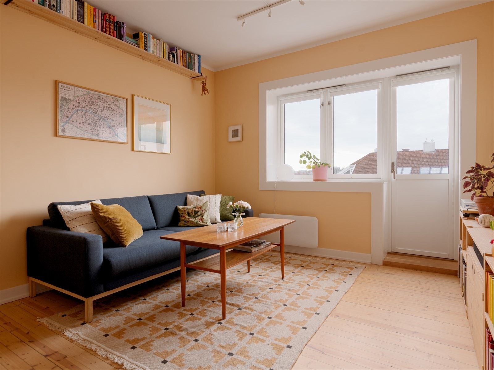 Takhøyde opptil 2,72m og store vindusflater med rikelig lysinnslipp, gir stuen et lyst og luftig uttrykk. Galleribilde