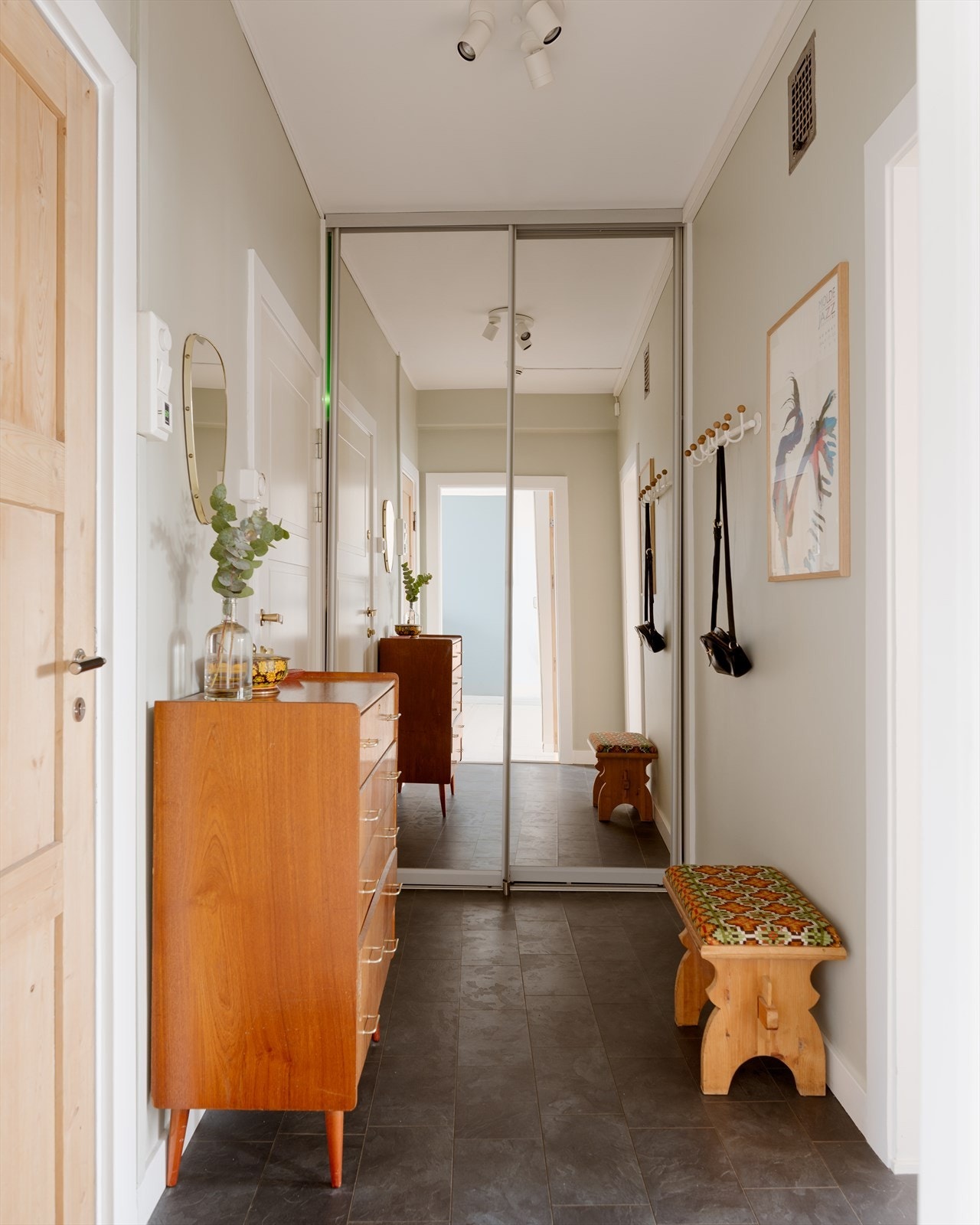 Her er det praktiske garderobeløsninger som knaggrekke og skyvedørsgarderobe med speilfronter. Galleribilde