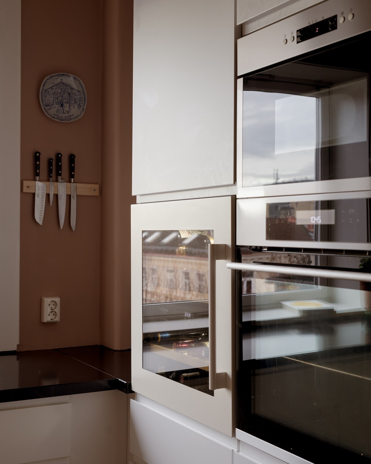 Integrerte hvitevarer inkluderer blant annet et delikat vinkjøleskap - en både praktisk og lekker detalj. Galleribilde