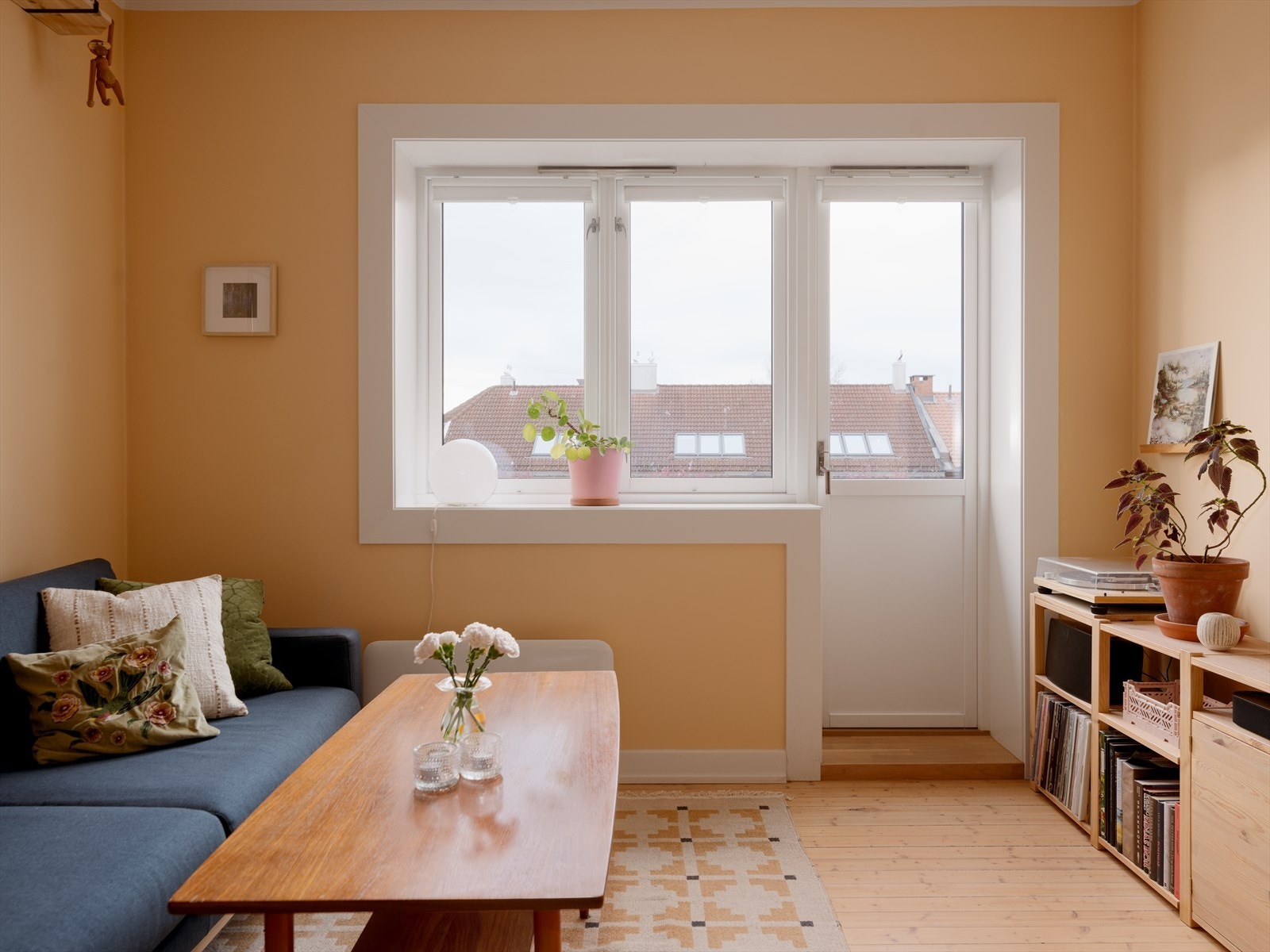 Leiligheten er gjennomgående, og fra stuen er det utgang til en sjarmerende balkong på 4 kvm. Galleribilde