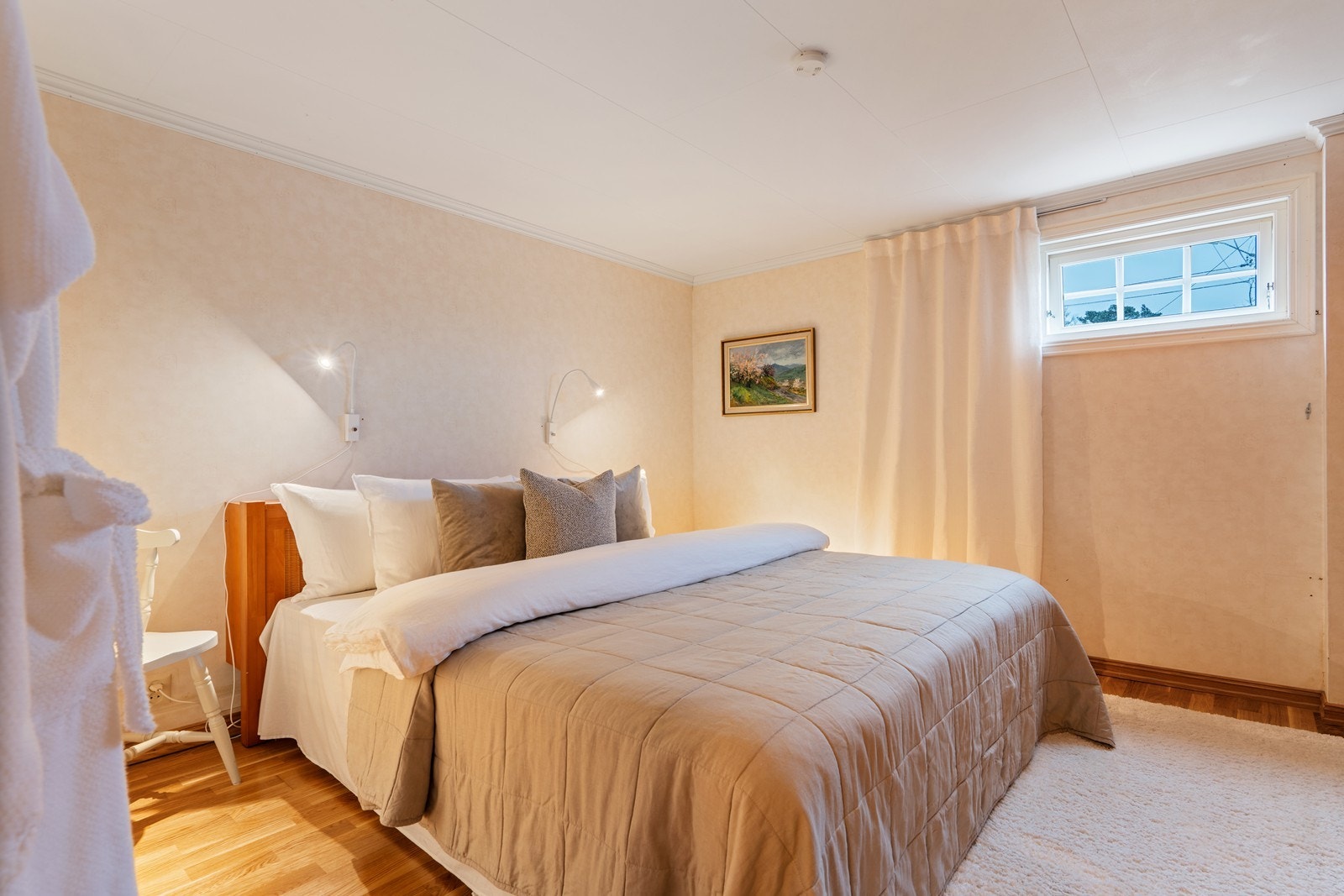 Lyst og trivelig soverom med flott tapet som gir et lunt og personlig preg. Galleribilde