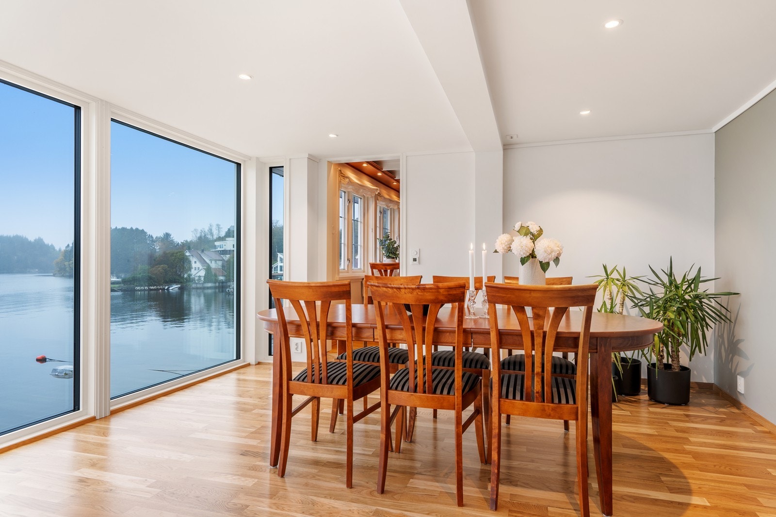 Den innglassede spisestuen fremstår som et elegant allrom med panoramautsikt og et luftig uttrykk. Galleribilde