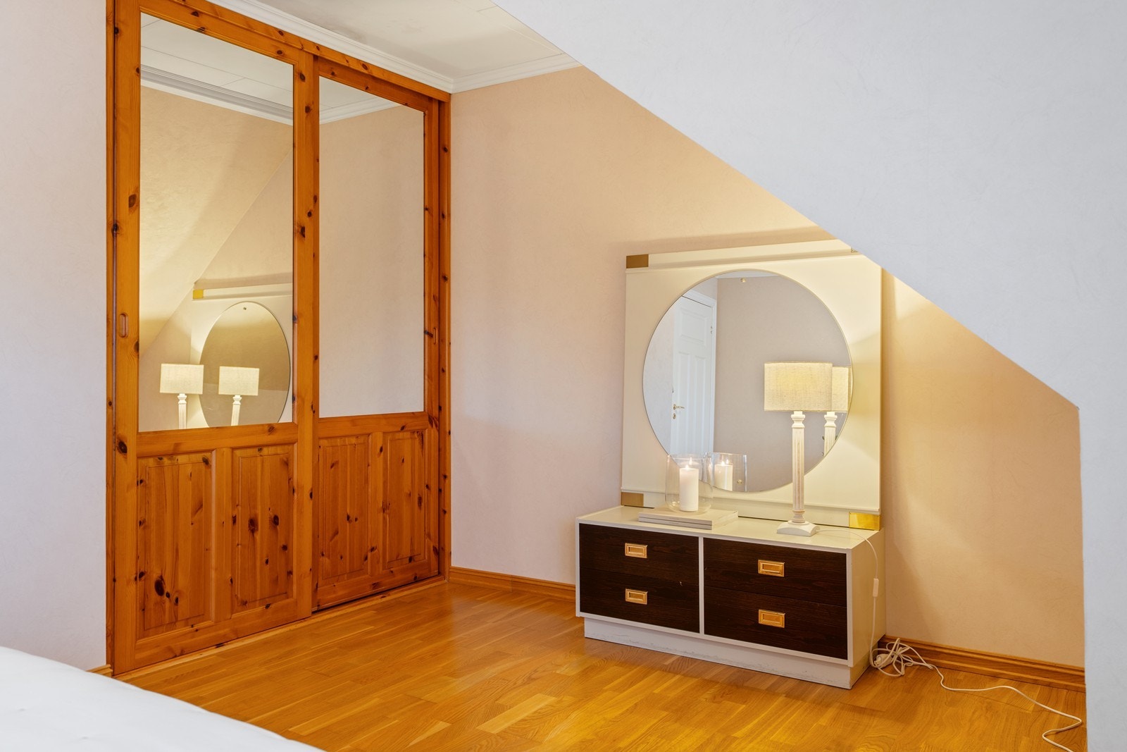 Skyvedørsgarderobe med speil skaper et ryddig uttrykk. Galleribilde