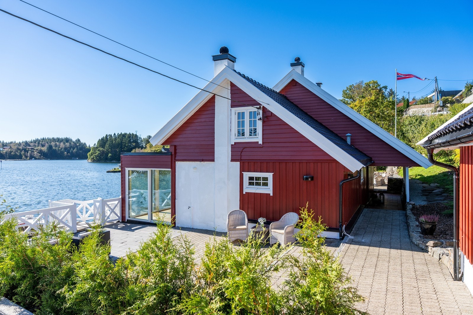 Hele eiendommen fremstår som velholdt og innbydende, med gjennomførte løsninger og god standard. Galleribilde