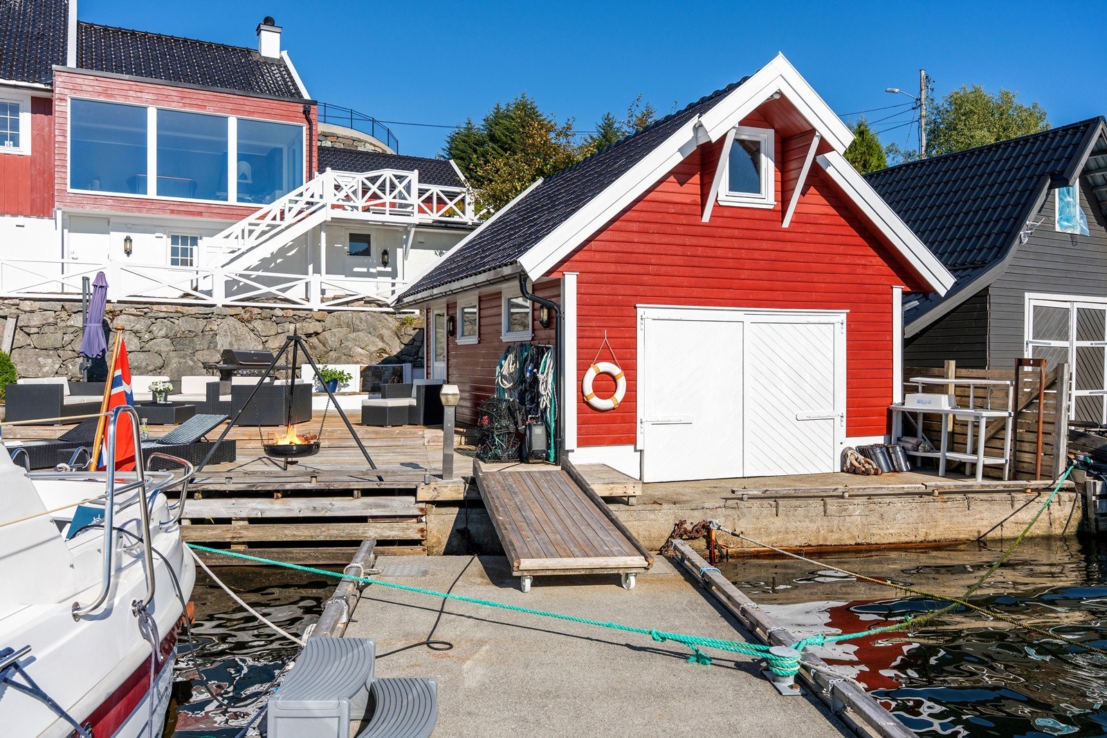 Stort sjøhus med praktisk beliggenhet. Galleribilde