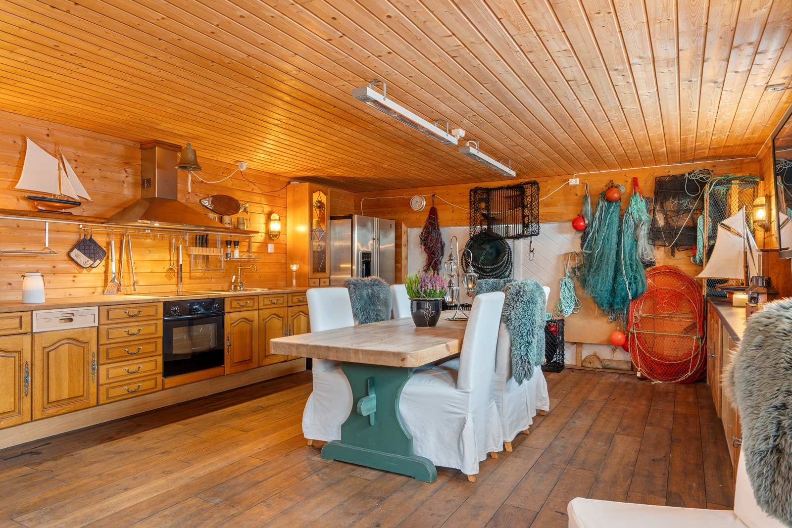 Sjøhuset er sjarmerende innredet og har en koselig atmosfære (innredning ikke godkjent ref pk. ferdigattest). Galleribilde