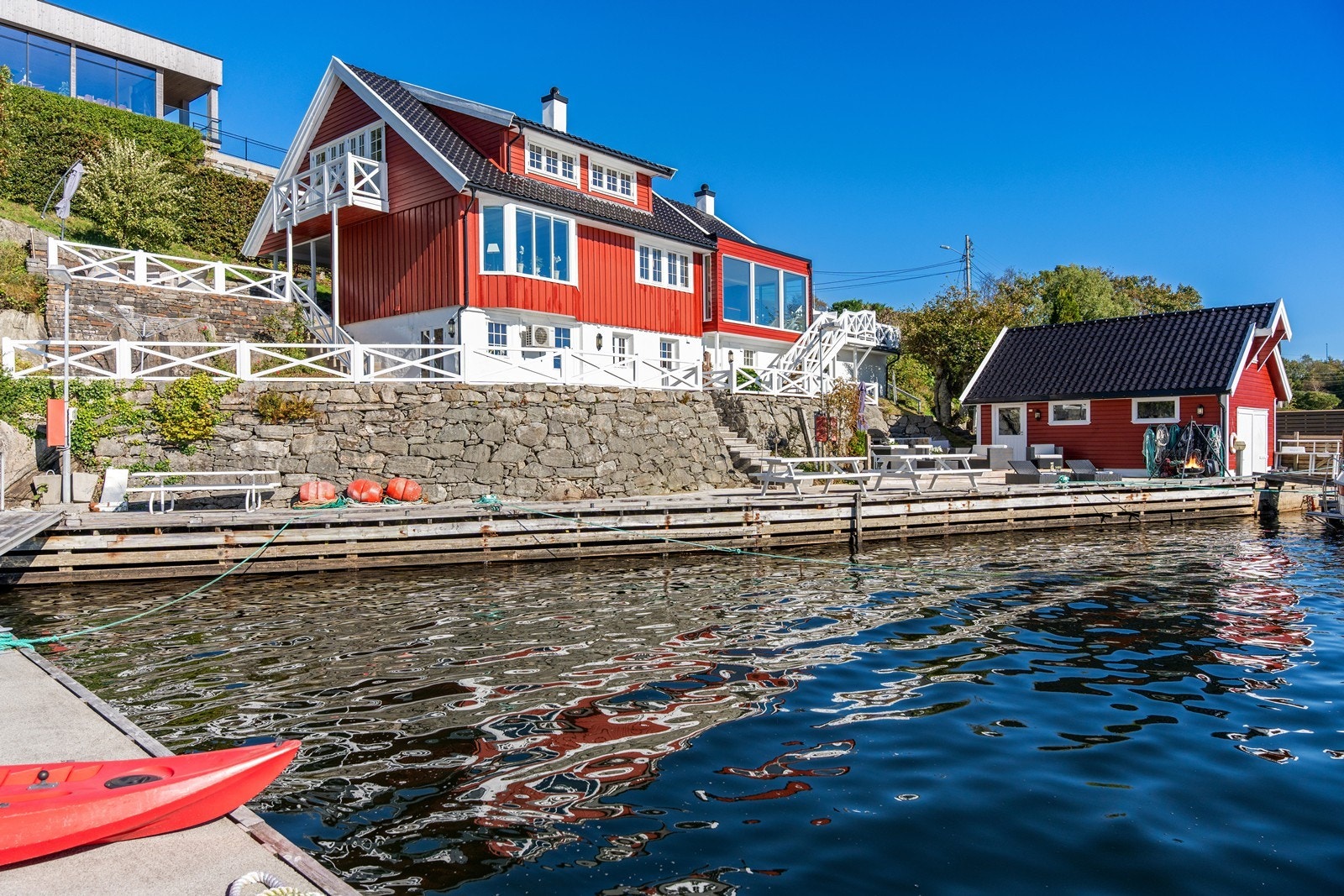 Eiendommen har et imponerende bryggeanlegg som inviterer til båtliv, bading og avslapping. Galleribilde