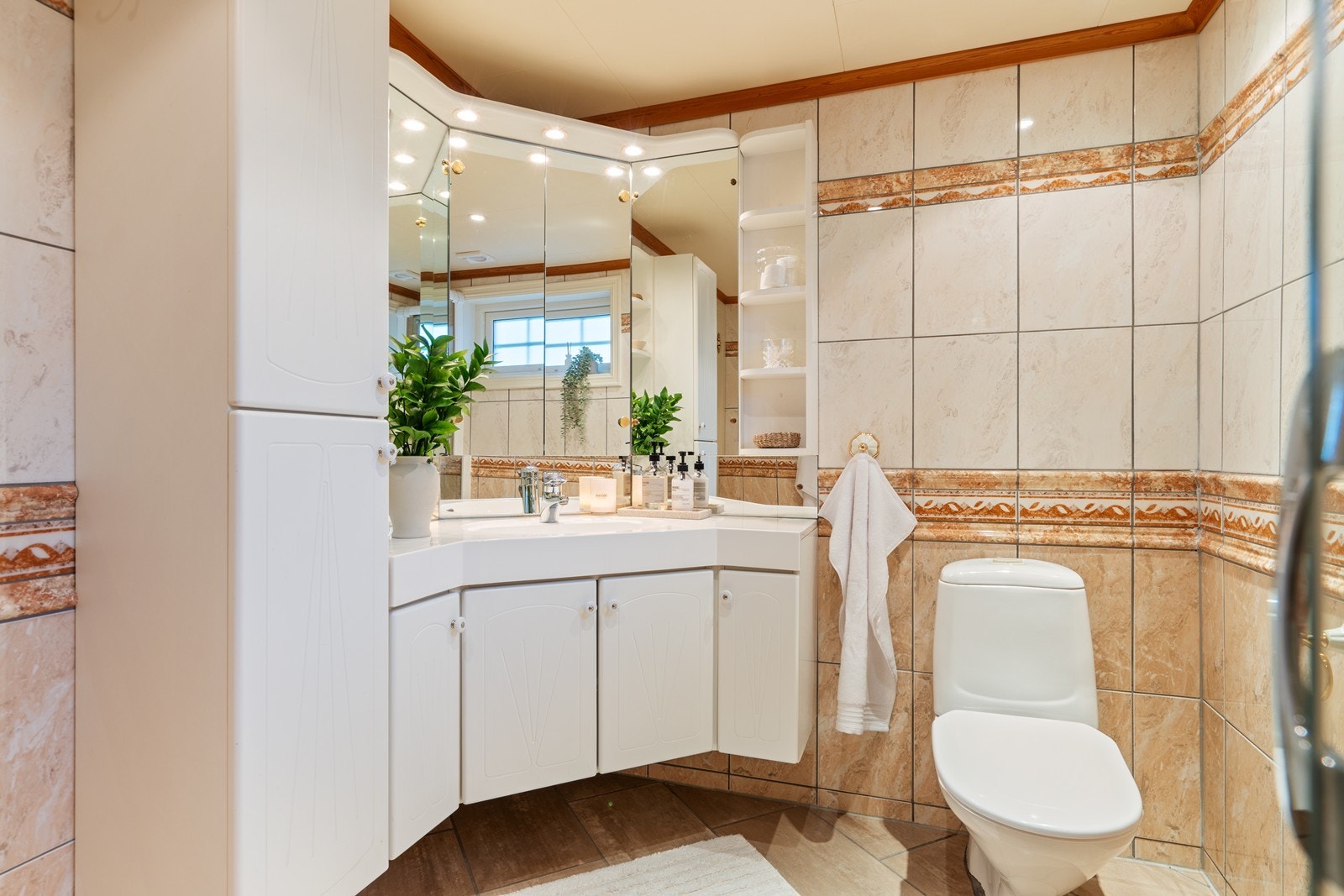 Rommet er innredet med praktisk baderomsseksjon med mye plass til oppbevaring. Galleribilde