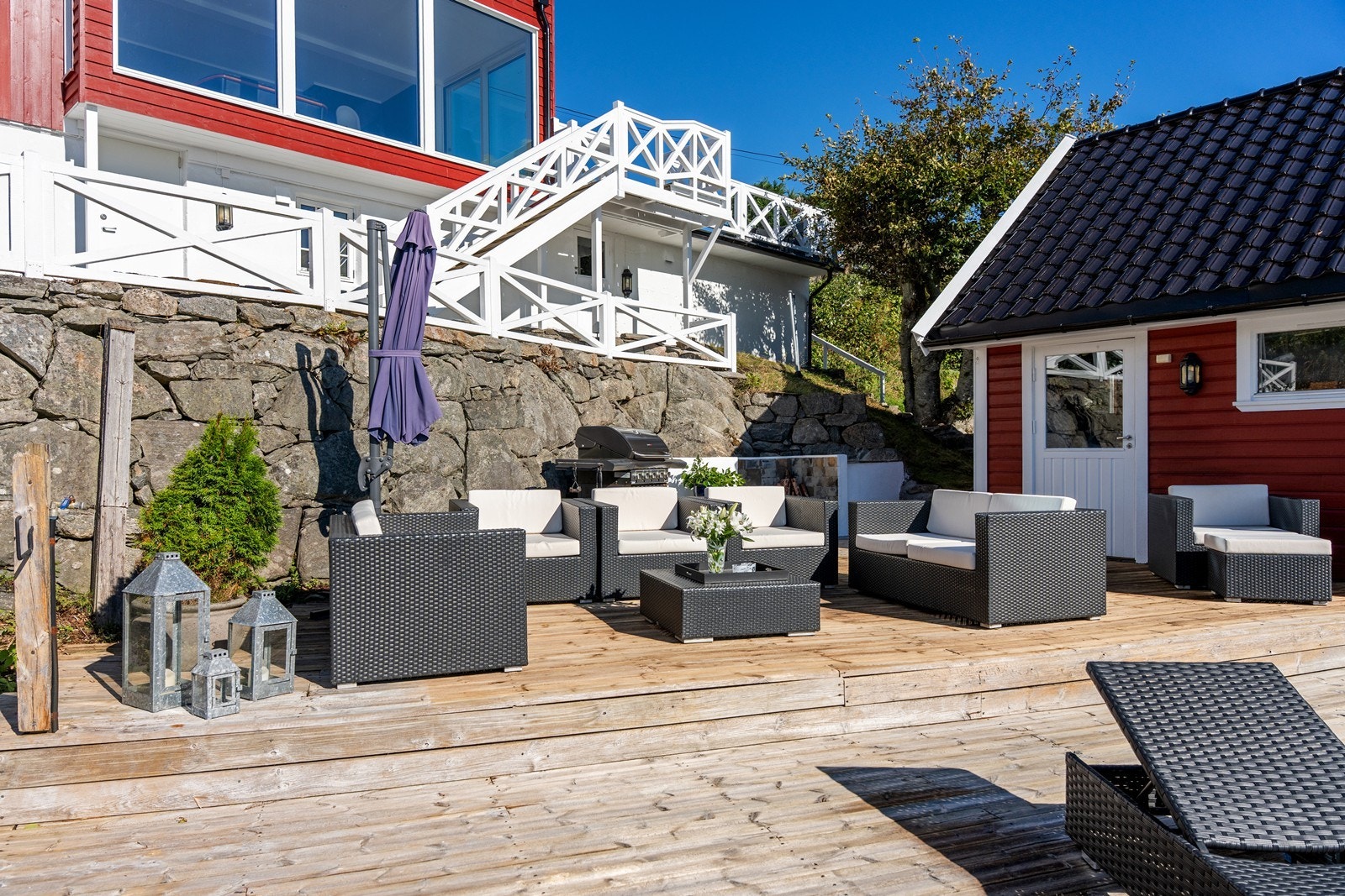 Her kan du enkelt skape ulike soner - alt fra spiseplass og bålpanne til avslapning i solsengene. Galleribilde