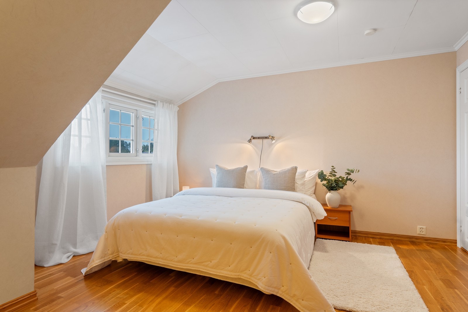 Soverom 3, av god størrelse og innredet i delikate farger. Galleribilde