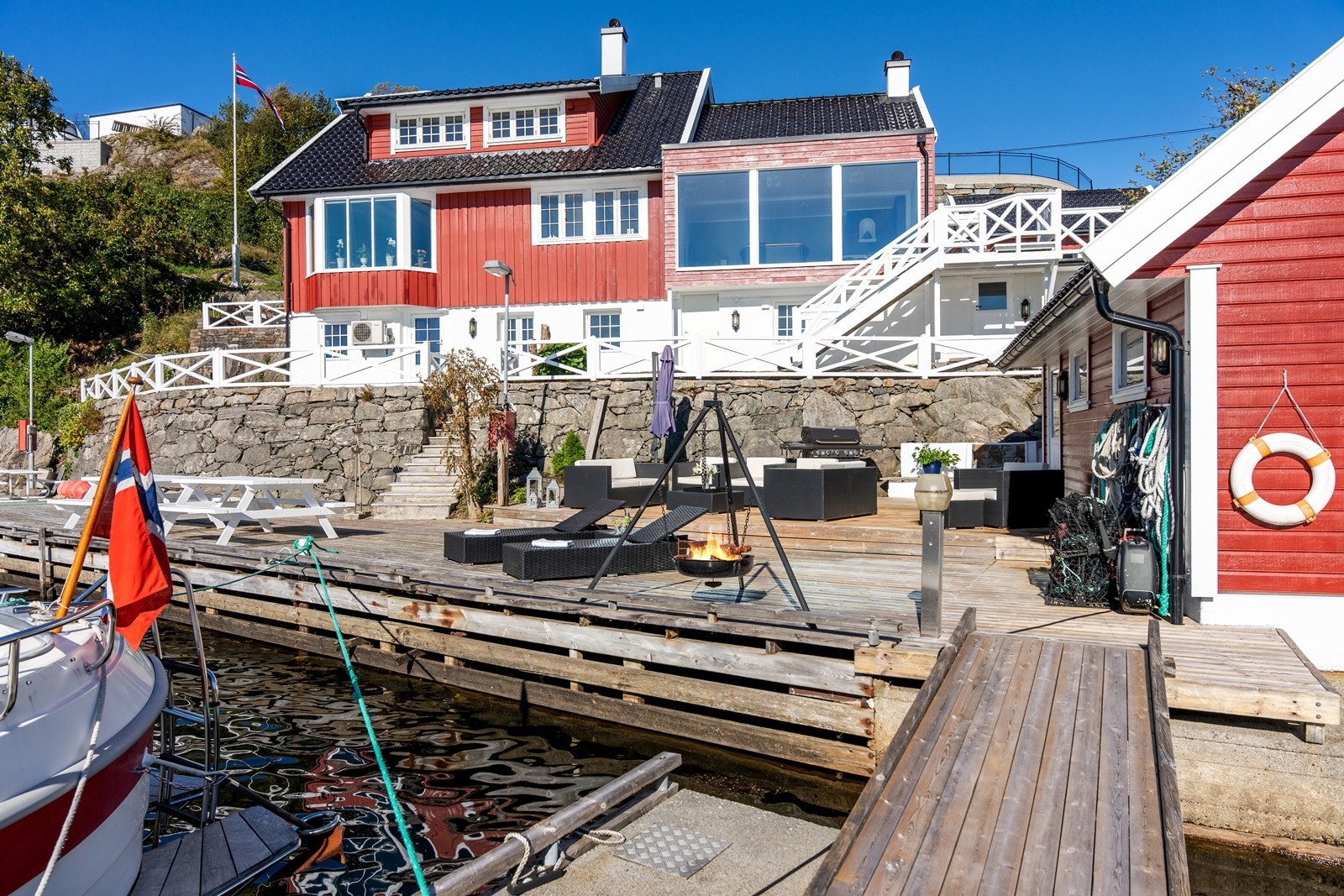 Eiendommen har flotte uteplasser i ulike nivå hvor varme sommerdager kan nytes! Galleribilde