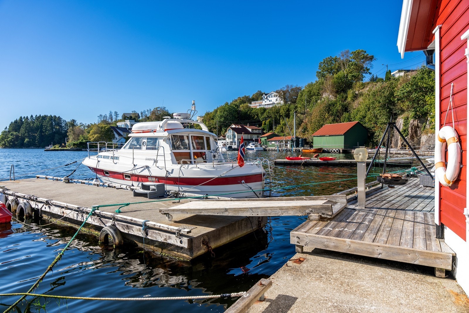 For den som er glad i båtliv har eiendommen godt anlegg for å fortøye flere båter. Det gjøres oppmerksom på at flytebryggene ikke er godkjent - Se punkt om ferdigattest for mer informasjon. Galleribilde
