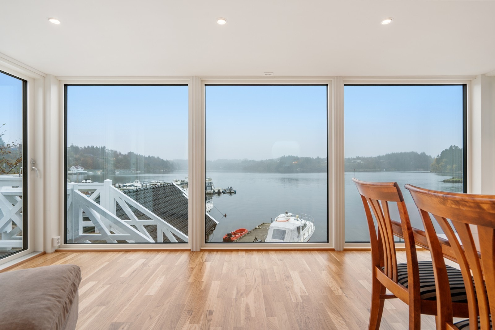 Store glassflater skaper en nærhet til naturen og gir følelsen av å spise ute - samtidig som du sitter i lune omgivelser. Galleribilde