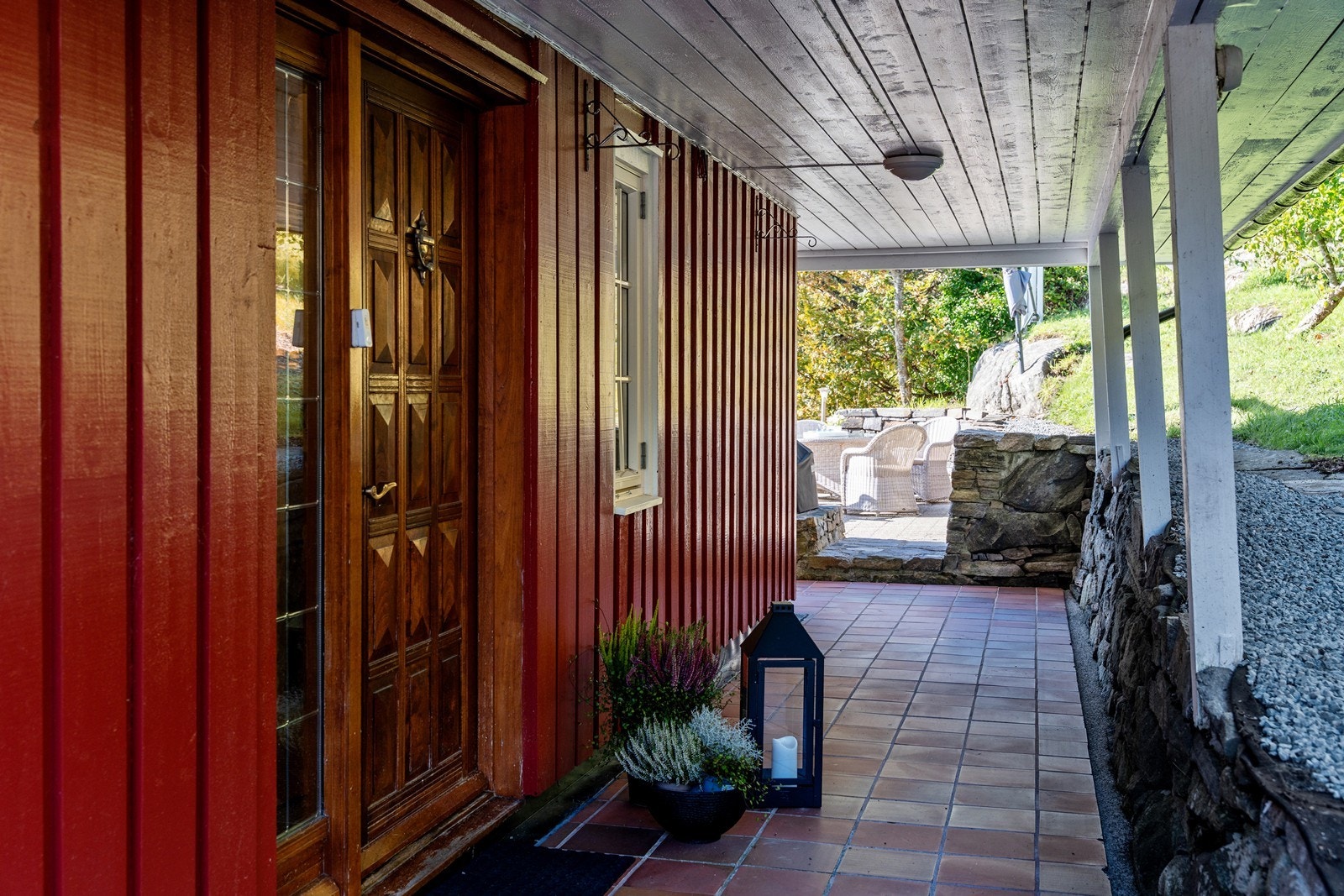 Inngangsparti med overbygg som gir både beskyttelse mot vær og en hyggelig velkomst. Galleribilde