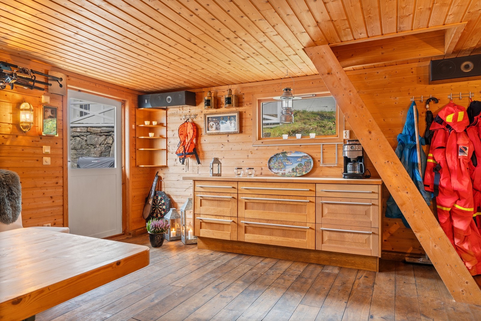 Her har du enkel tilgang til alt av båt- og fiskeutstyr, rett ved båten. Galleribilde