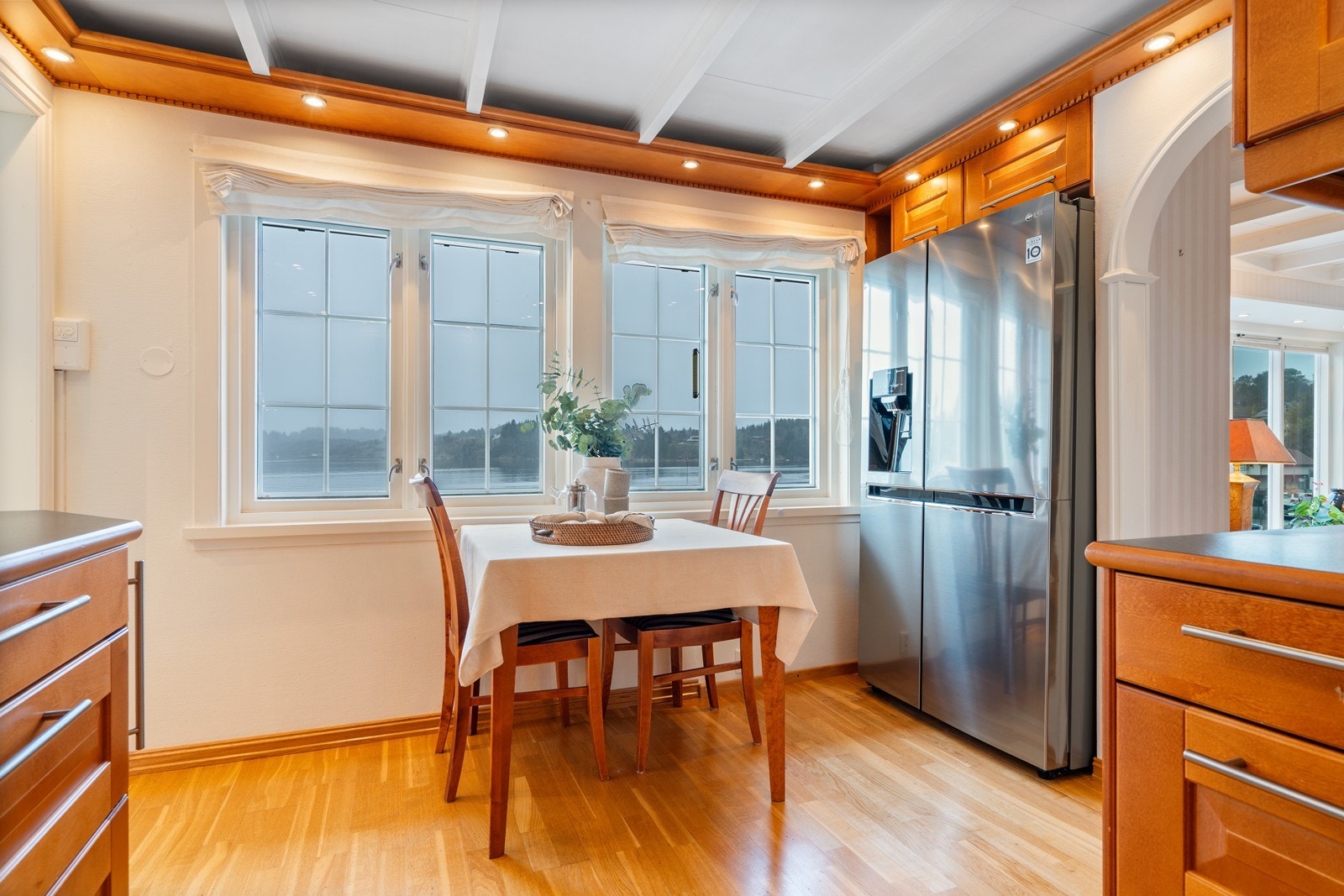 Rommet har også en koselig spiseplass ved vinduet - perfekt til frokosten eller kaffekoppen. Galleribilde