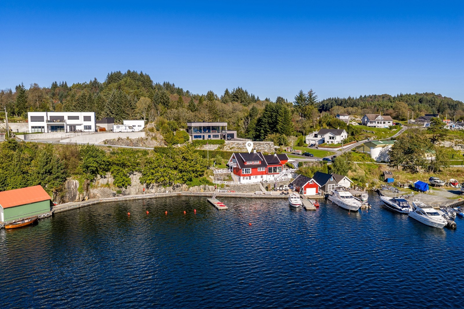 Eiendommen ligger idyllisk til helt ved sjøkanten. Galleribilde