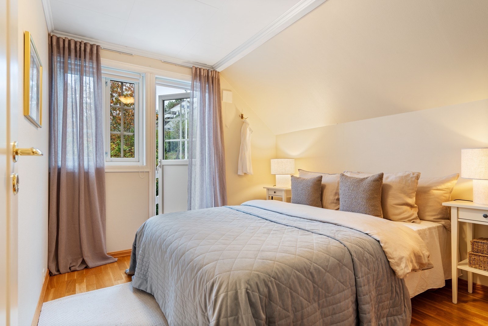 Soverom 2, også av god størrelse og med utgang til balkong. Galleribilde