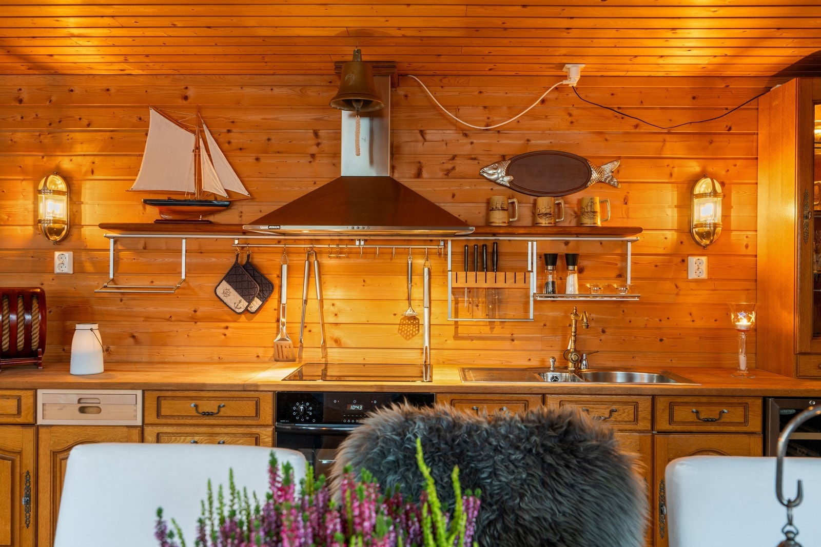 Med kjøkken i sjøhuset blir matlagingen en del av hyggen ved bryggen - perfekt for fersk fangst og sommermåltider. Galleribilde