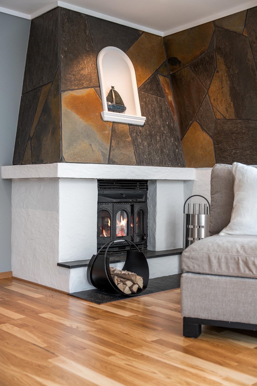 Den vakre peisen fungerer som et dekorativt element og skaper en hyggelig atmosfære. Galleribilde