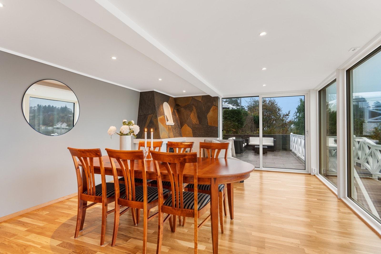 Utgangen til terrassen/uteområdet utvider rommet og gir en sømløs forbindelse mellom inne og ute. Galleribilde