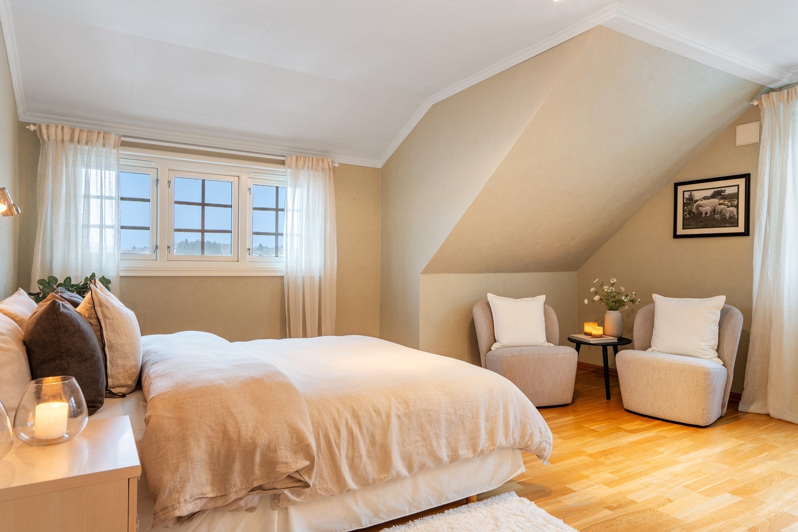 Soverom av god størrelse med utgang til balkong med sjøutsikt. Galleribilde