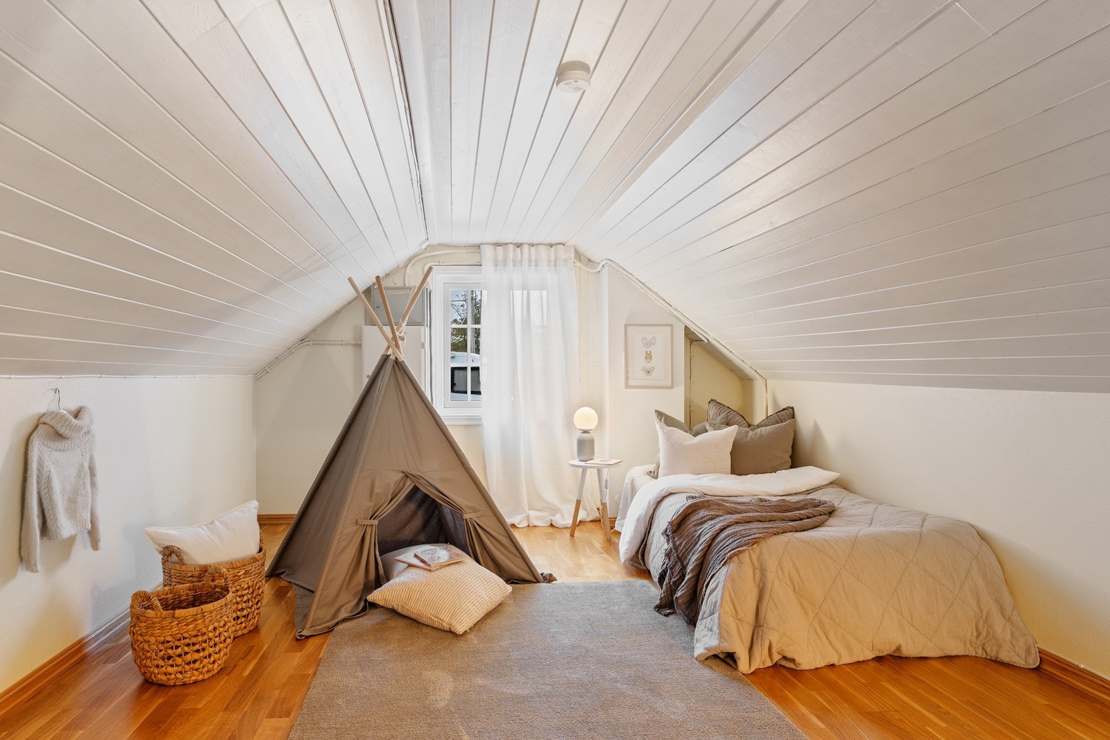 Bod innredet som soverom, malt i lyse, behagelige farger. Galleribilde