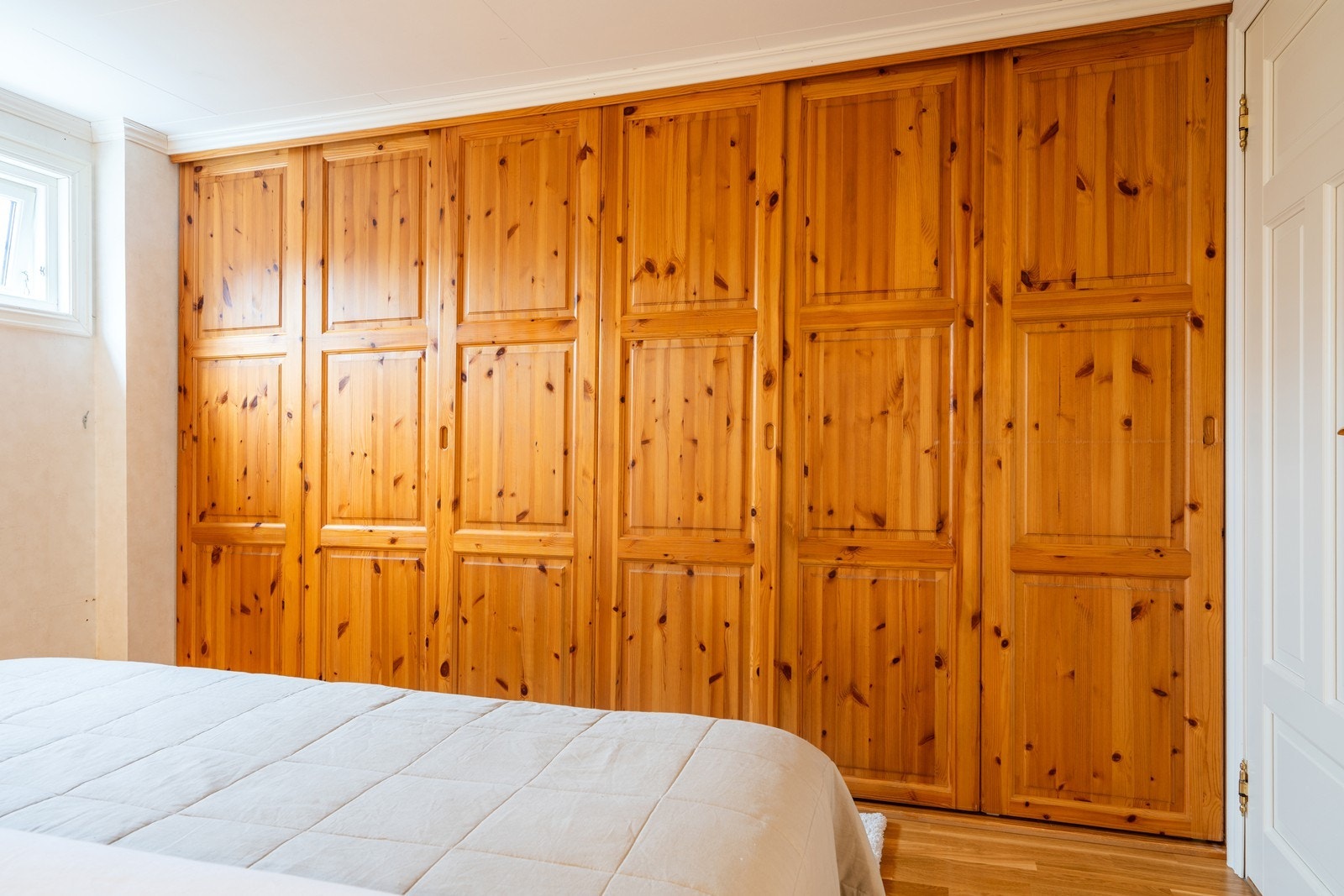 Den romslige skyvedørsgarderoben sørger for god klesoppbevaring og et ryddig uttrykk Galleribilde