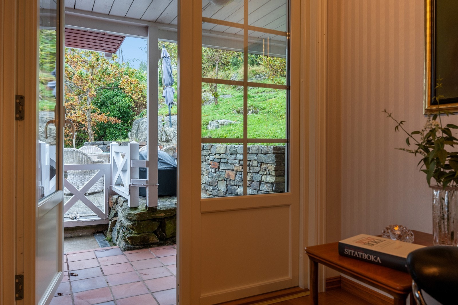 Fra stuen er det utgang til et koselig uteområde. Galleribilde