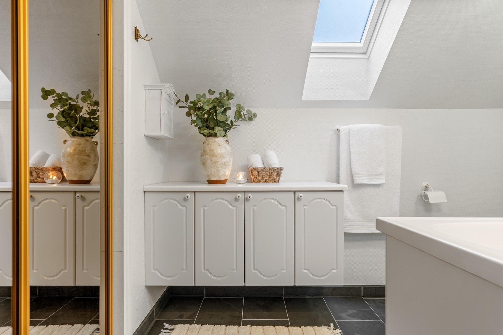 Badet har skyvedørsgarderobe og ekstra skapplass for oppbevaring. Galleribilde