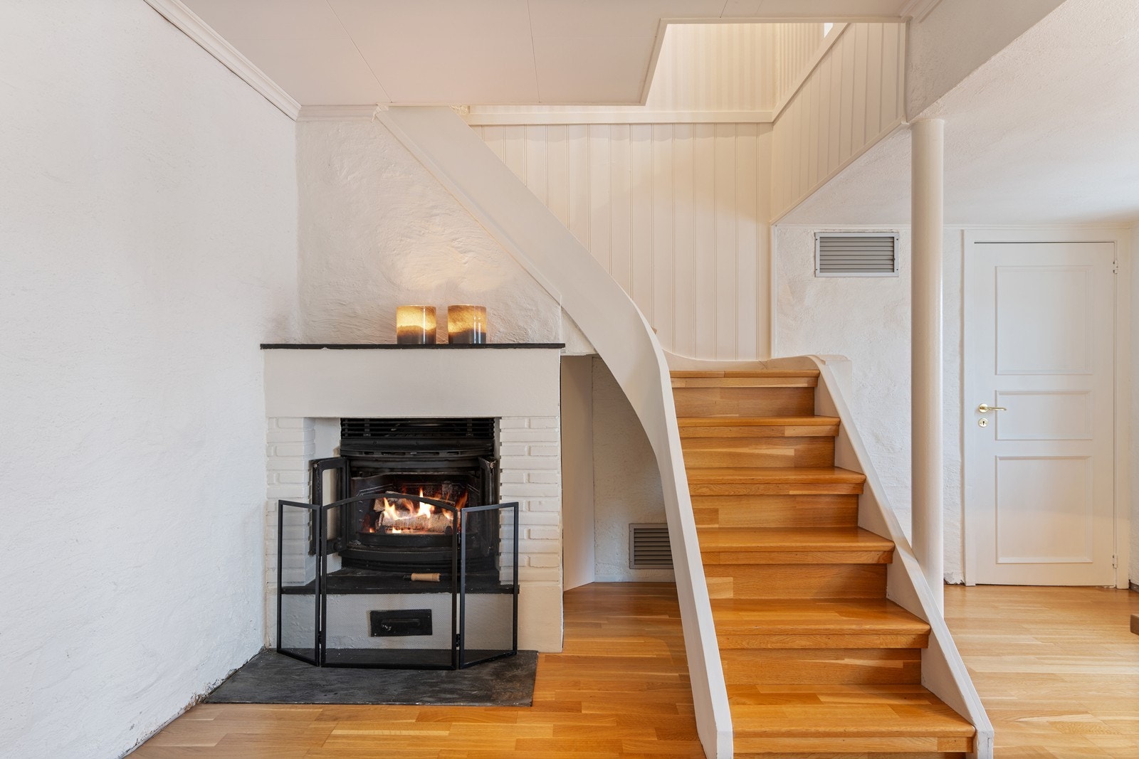 Kjellerstue med lyse flater og en flott peis som setter stemningen (se pkt. ferdigattest vedr. innredning av kjeller). Galleribilde