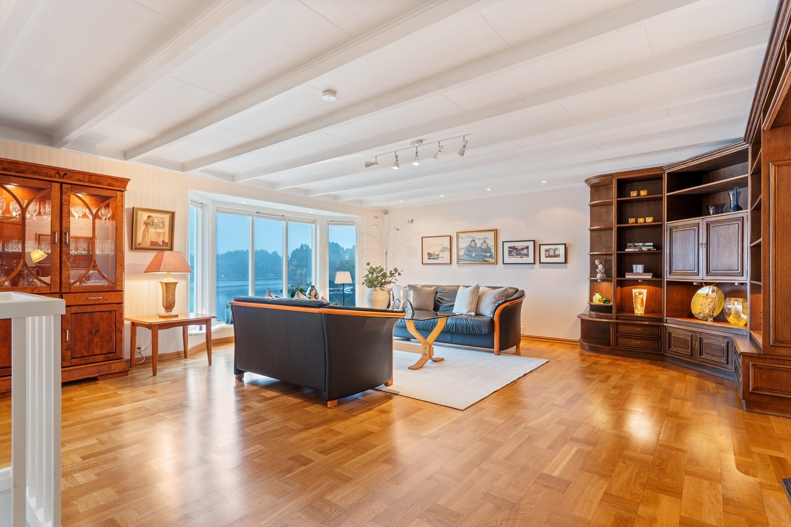 Stuen oppleves lys og luftig med store vinduer som slipper inn rikelig med dagslys og gir flott utsikt. Galleribilde