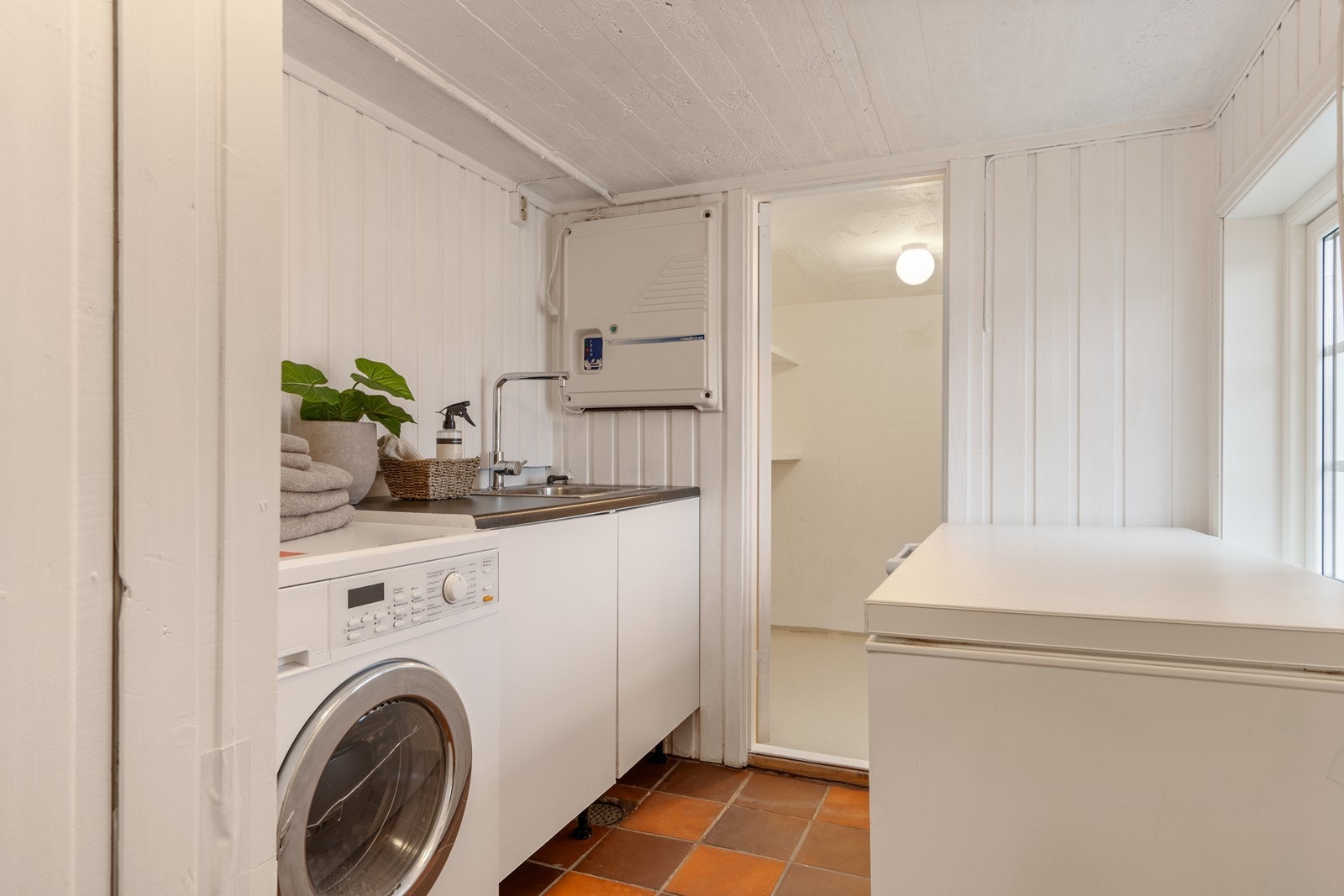 Lyst og praktisk vaskerom med gjennomtenkt innredning. Galleribilde