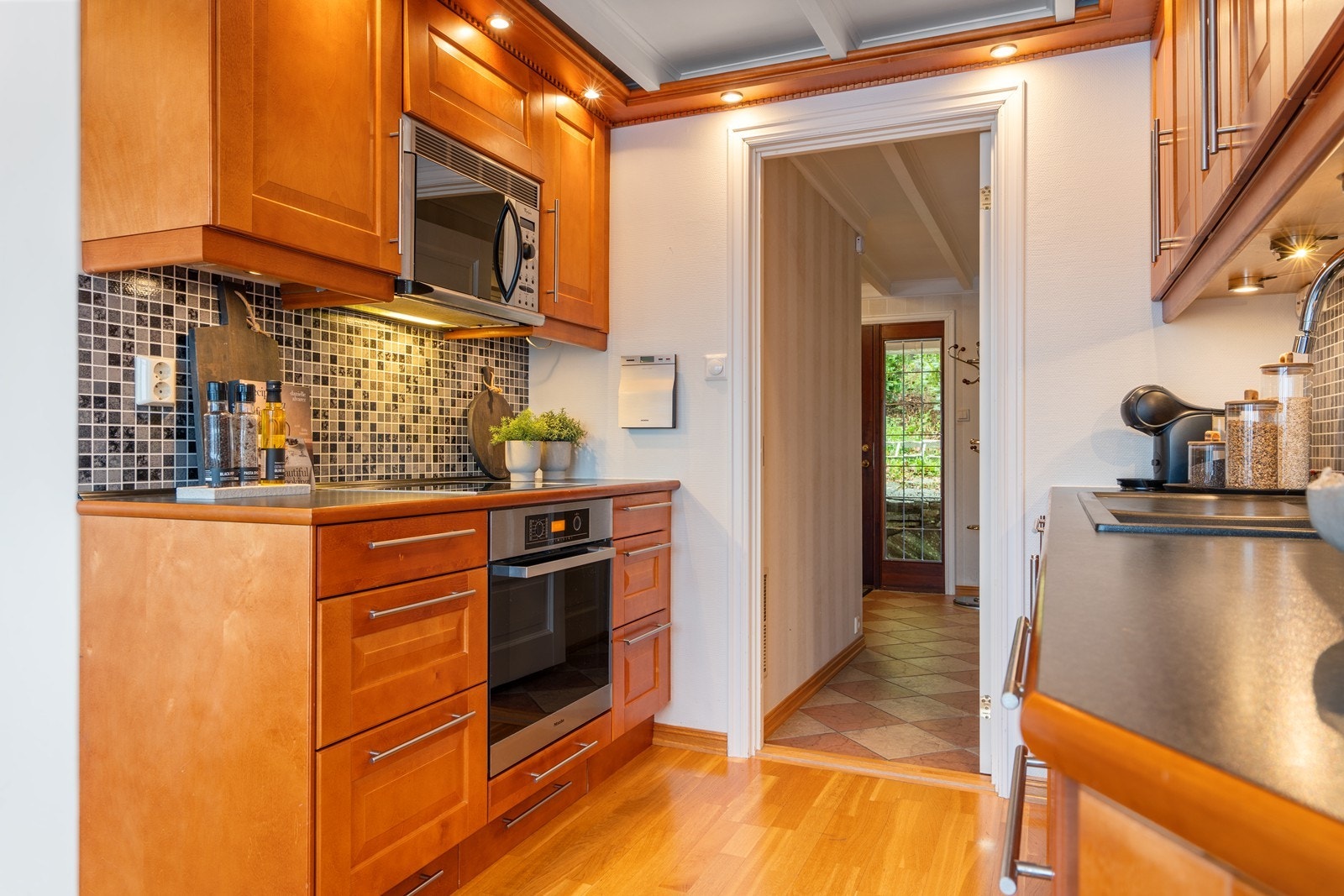 Et stilfullt og funksjonelt kjøkken med integrerte hvitevarer. Galleribilde