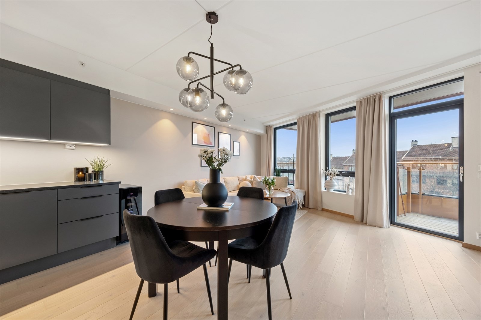 Boligen er oppført i 2022 og holder en gjennomført og moderne standard. Galleribilde