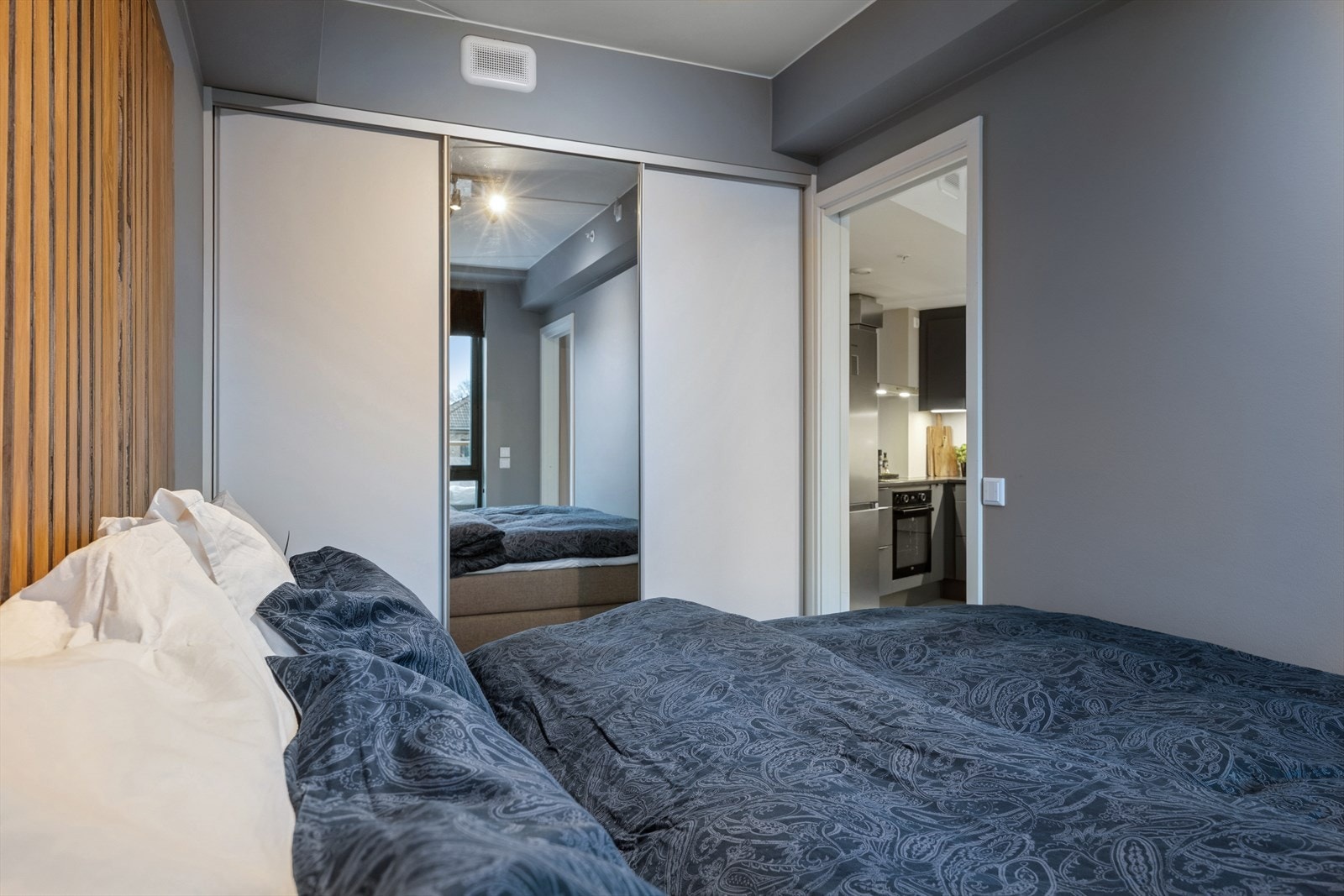 På soverommet finnes en romslig garderobe med skyvedører, som gir rikelig med oppbevaringsplass. Galleribilde