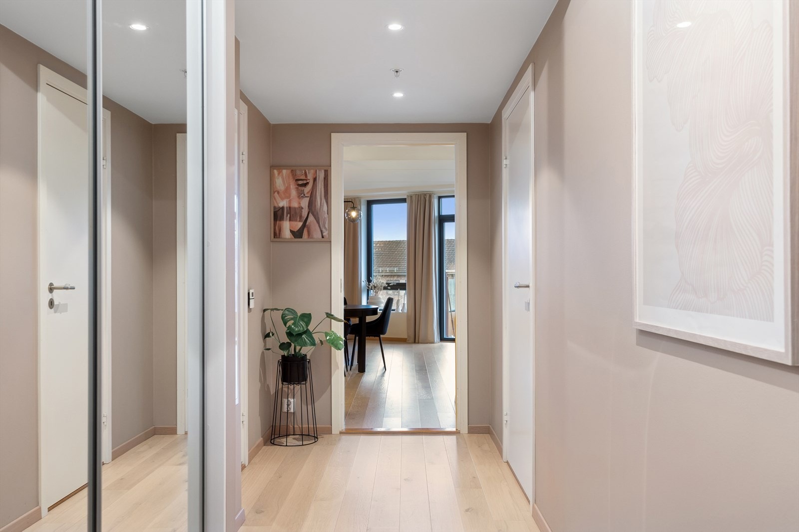 I tilknytning til gangen ligger en meget praktisk innvendig bod. I tilegg medfølger det en kjellerbod på ca 5kvm. Galleribilde