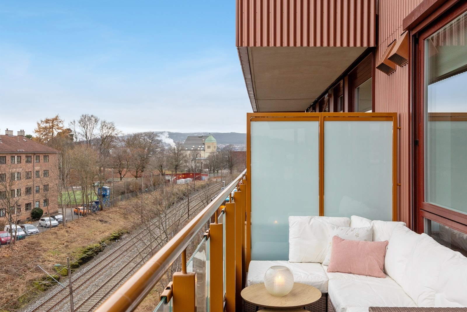 Balkongen vender mot vest - et perfekt sted å nyte ettermiddag og kveldssolen. Galleribilde