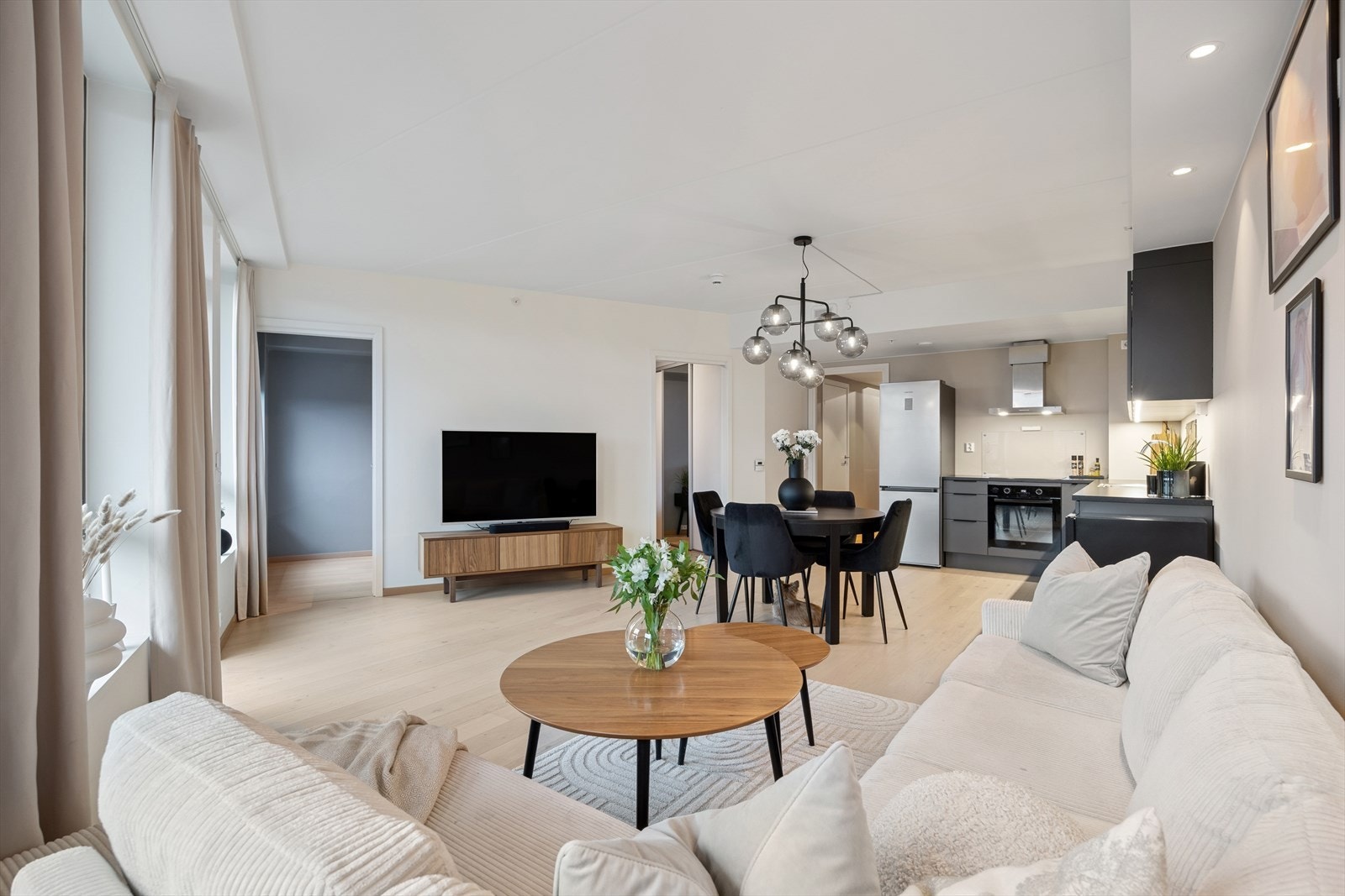 Sonestyrt vannbåren varme sikrer et behagelig og jevnt inneklima året rundt. Galleribilde