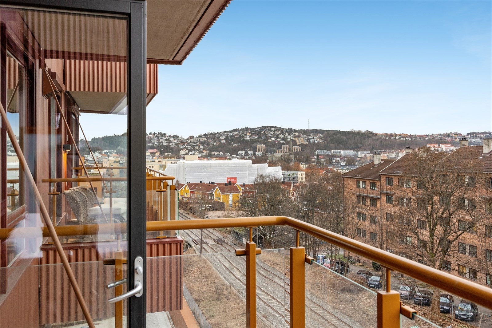 Leiligheten ligger høyt i 8.etasje og fra balkongen får du en flott og luftig utsikt. Galleribilde