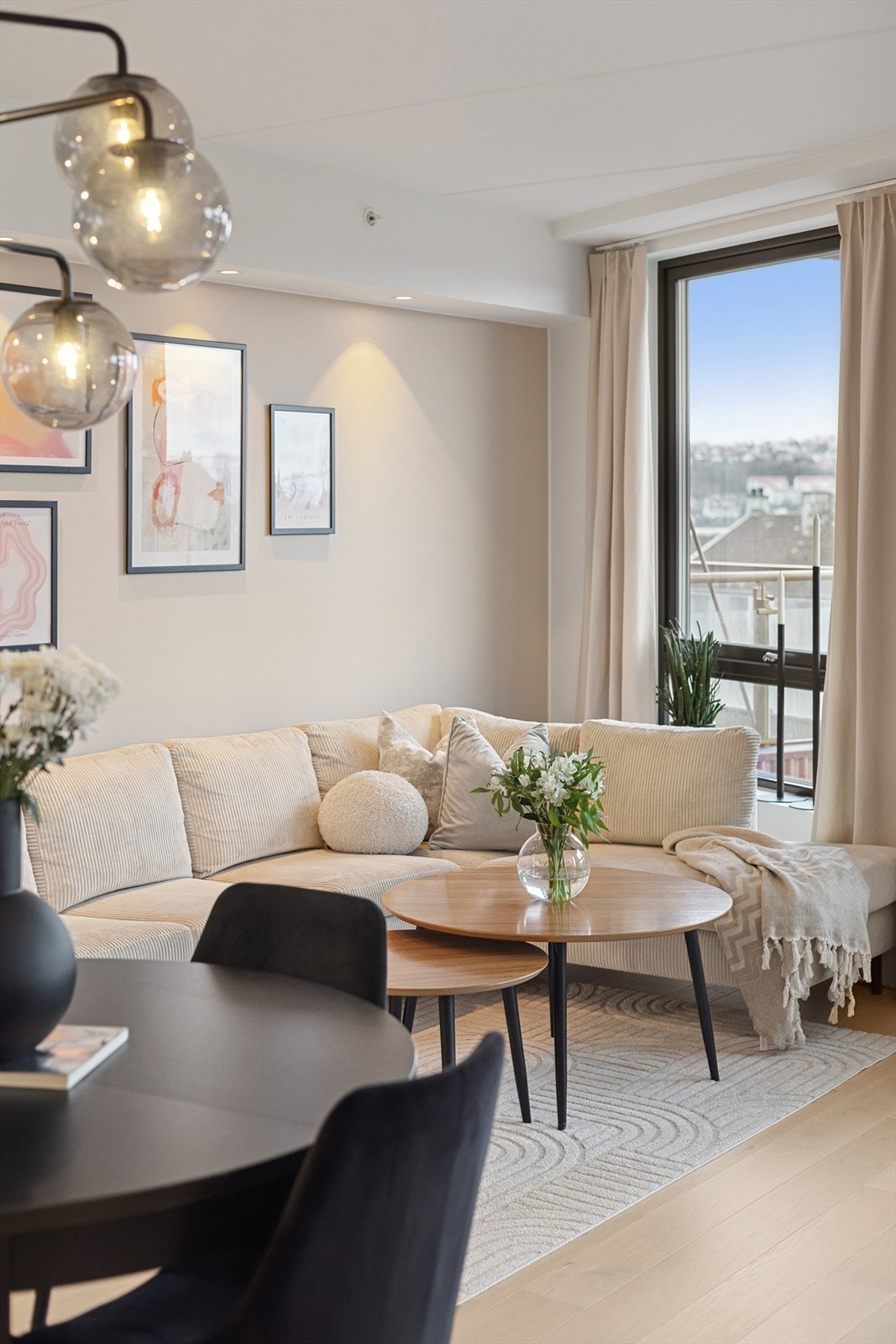 Store vindusflater slipper inn rikelig med lys i boligen, det er montert blinds på alle vinduer i leiligheten. Galleribilde