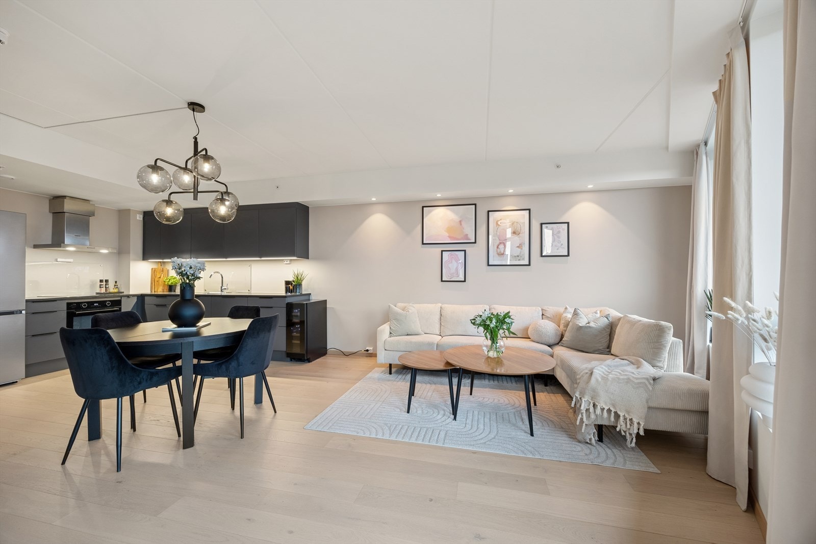 Tilbake inn i stuen, rommet har en god planløsning med plass til både stor sofagruppe og spisebord. Galleribilde