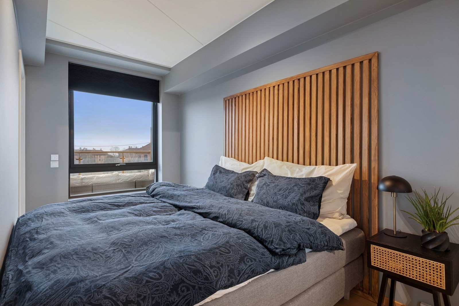 Soverommet har god plass til dobbeltseng med nattbord på begge sider. Galleribilde