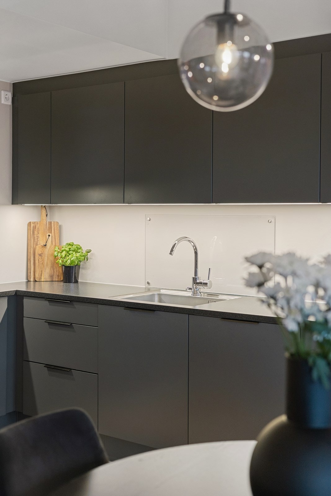 Innredningen har stilrene, grå glatte fronter med et tidløst uttrykk. Galleribilde