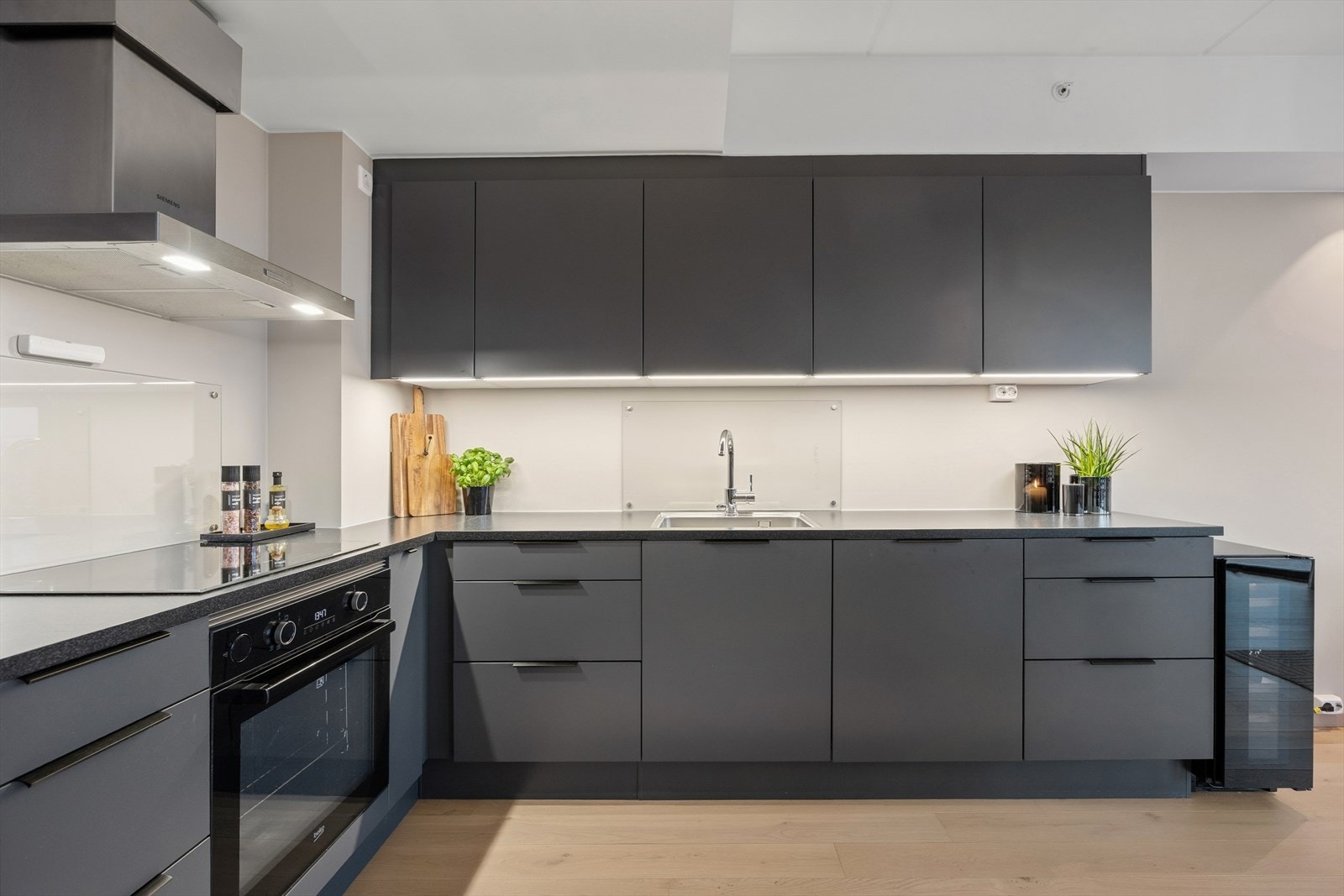 Kjøkkenet har rikelig med skap- og benkeplass, som gjør det både praktisk og funksjonelt. Galleribilde